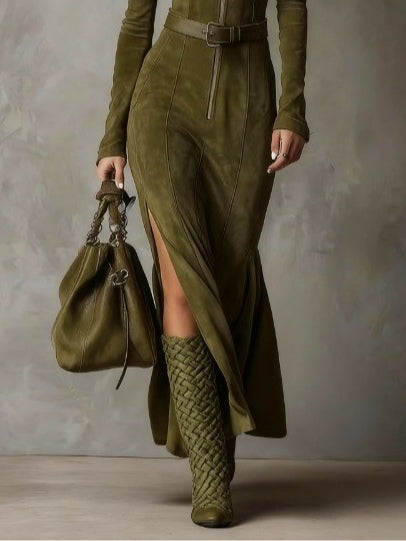 Robe longue en suédine verte olive Alessia de Danoir Paris, élégante et fluide, pour un look sophistiqué et chic.