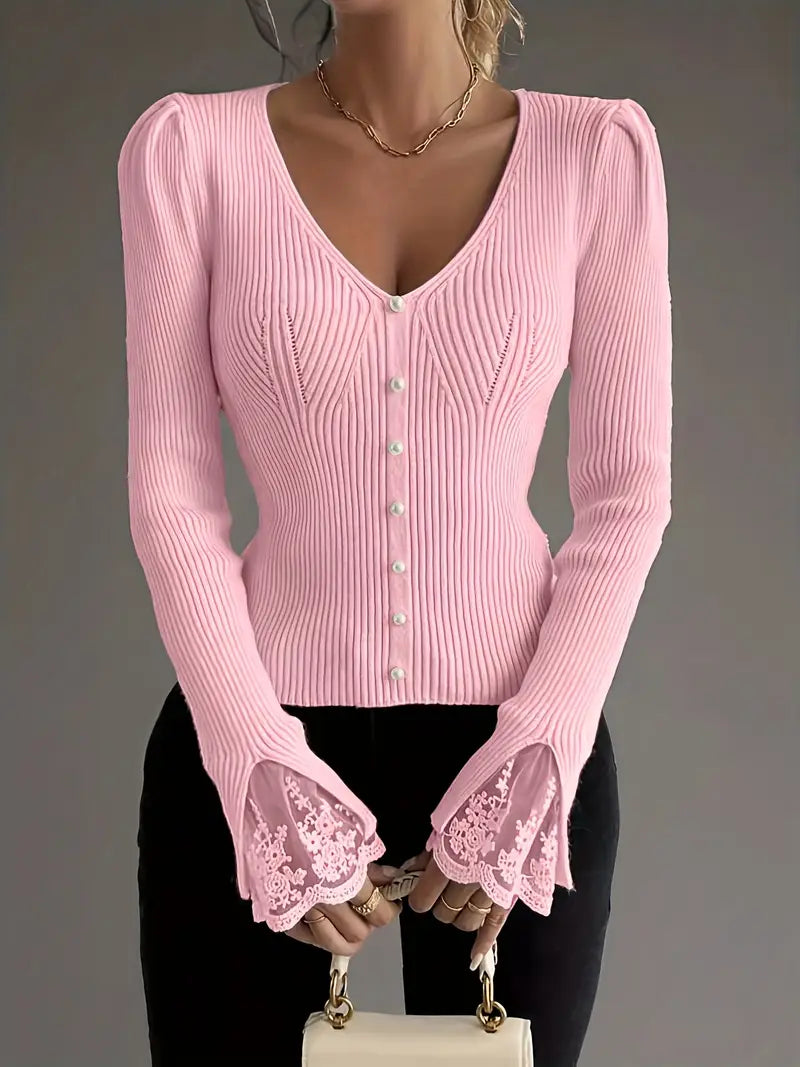 Pull chic en dentelle rose Elena de Danoir Paris, élégant et féminin, en détail avec dentelle fine et finition soignée.