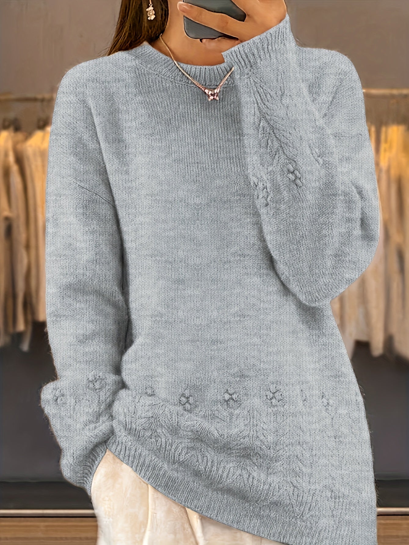 Pull ample doux hivernal Noémie de Danoir Paris, couleur beige, en laine confortable, porté sur un mannequin.