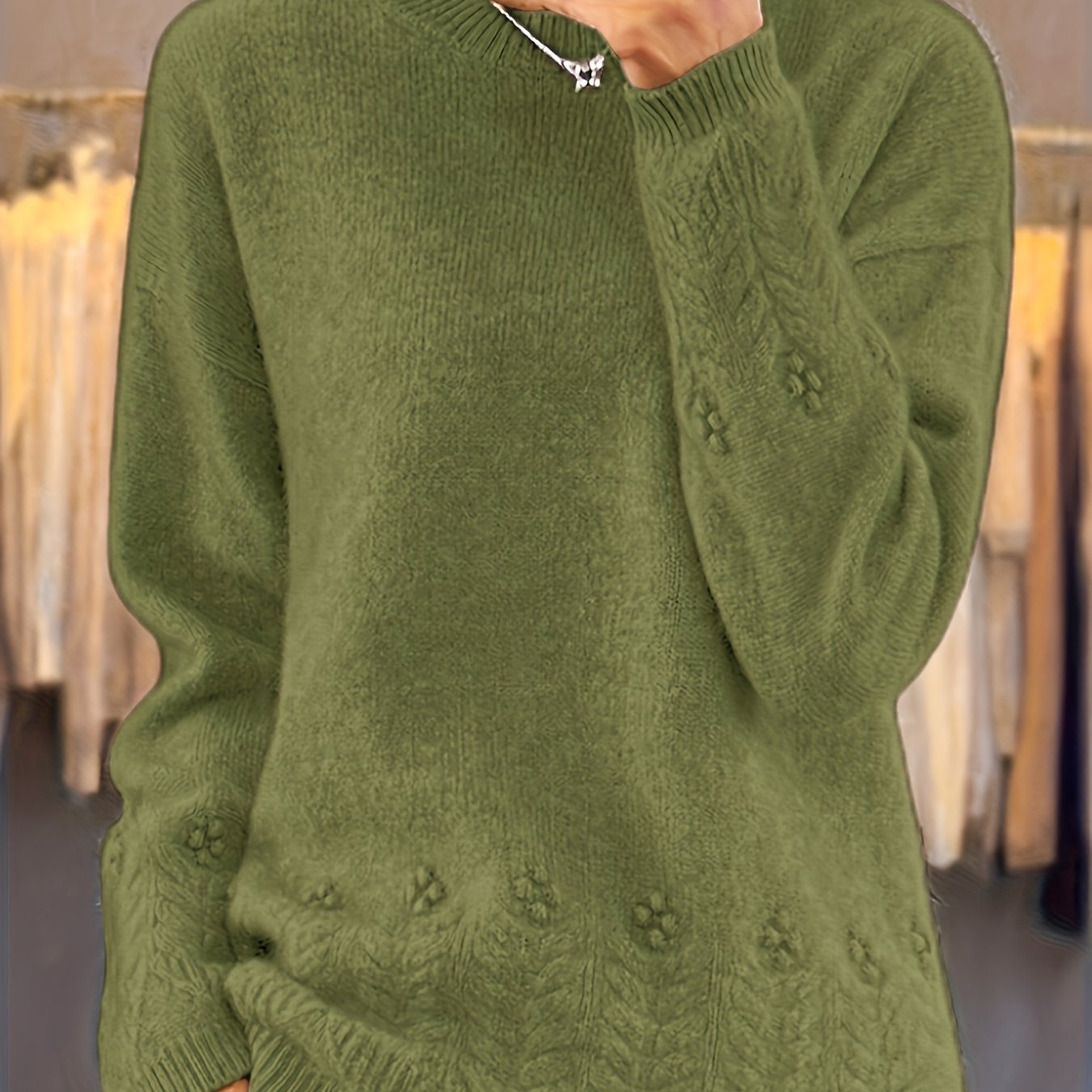 Pull ample doux hivernal Noémie de Danoir Paris, couleur beige, en maille chaude et confortable, porté en détail.