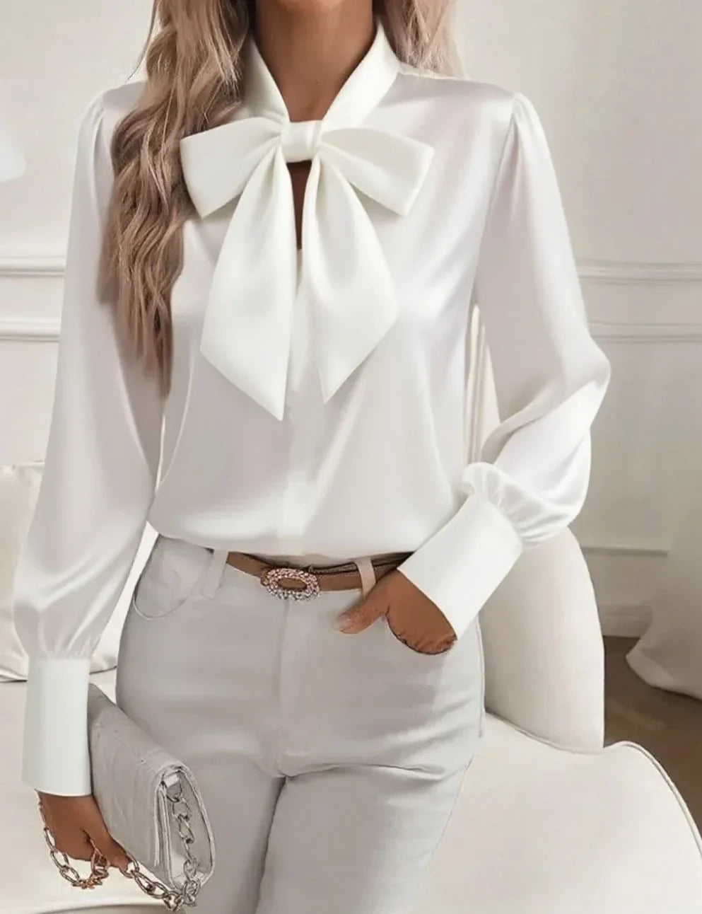 Blouse satinée blanche Nariyah de Danoir Paris, élégante chemise fluide avec col et manches longues, vêtement féminin raffiné.