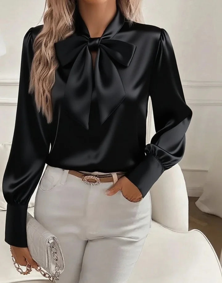Blouse satinée blanche Nariyah de Danoir Paris, élégante chemise pour femmes, vue en gros plan sur le tissu brillant.