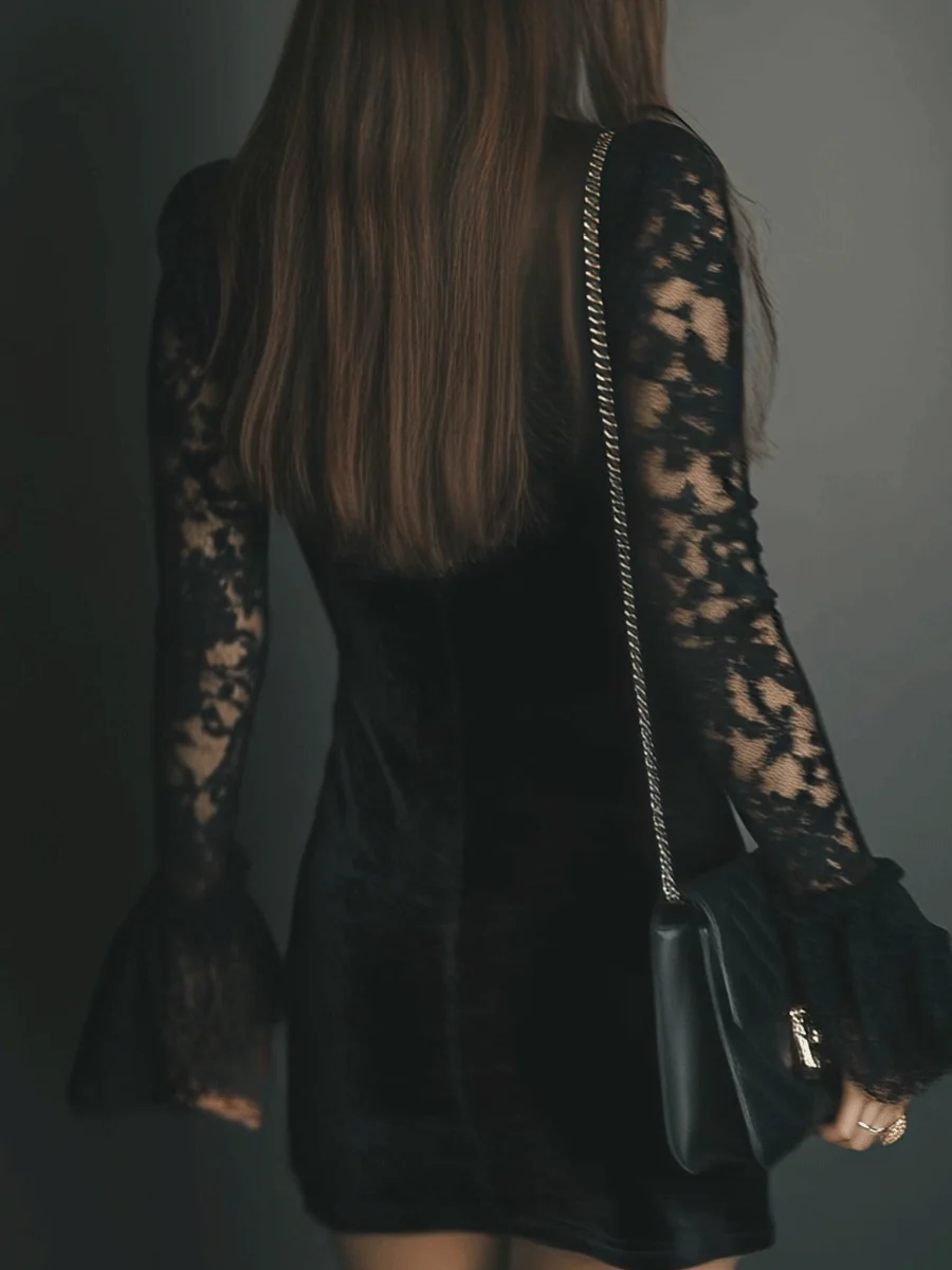 Robe en velours noire Luna de Danoir Paris, élégante et ajustée, vue de face sur mannequin.