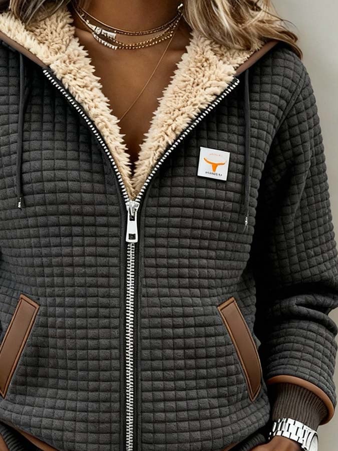 Veste douce hivernale Milana de Danoir Paris, en tissu chaud, couleur gris clair, vue de face.