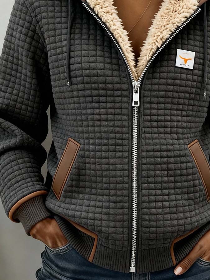 Veste douce hivernale Milana de Danoir Paris, coupe classique, tissu chaud et confortable, couleur neutre, vue de face.
