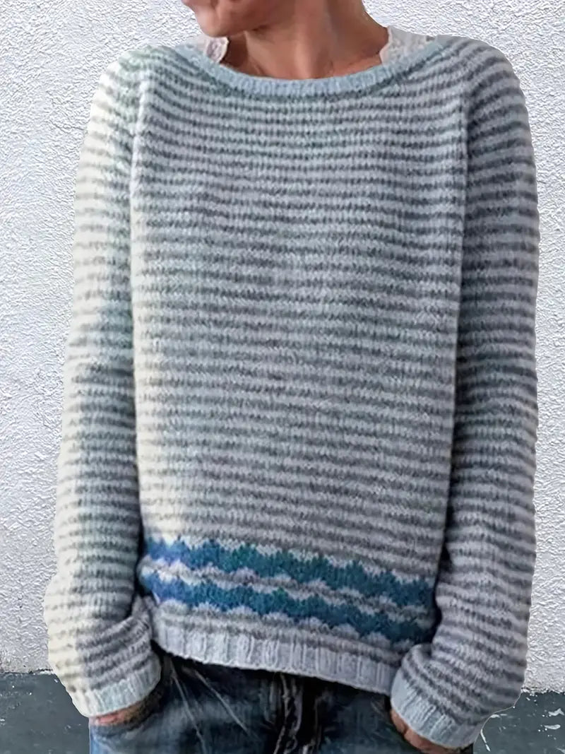 Pull rayé décontracté Lina de Danoir Paris, rose et blanc, porté en mode décontracté, en tissu doux et confortable.