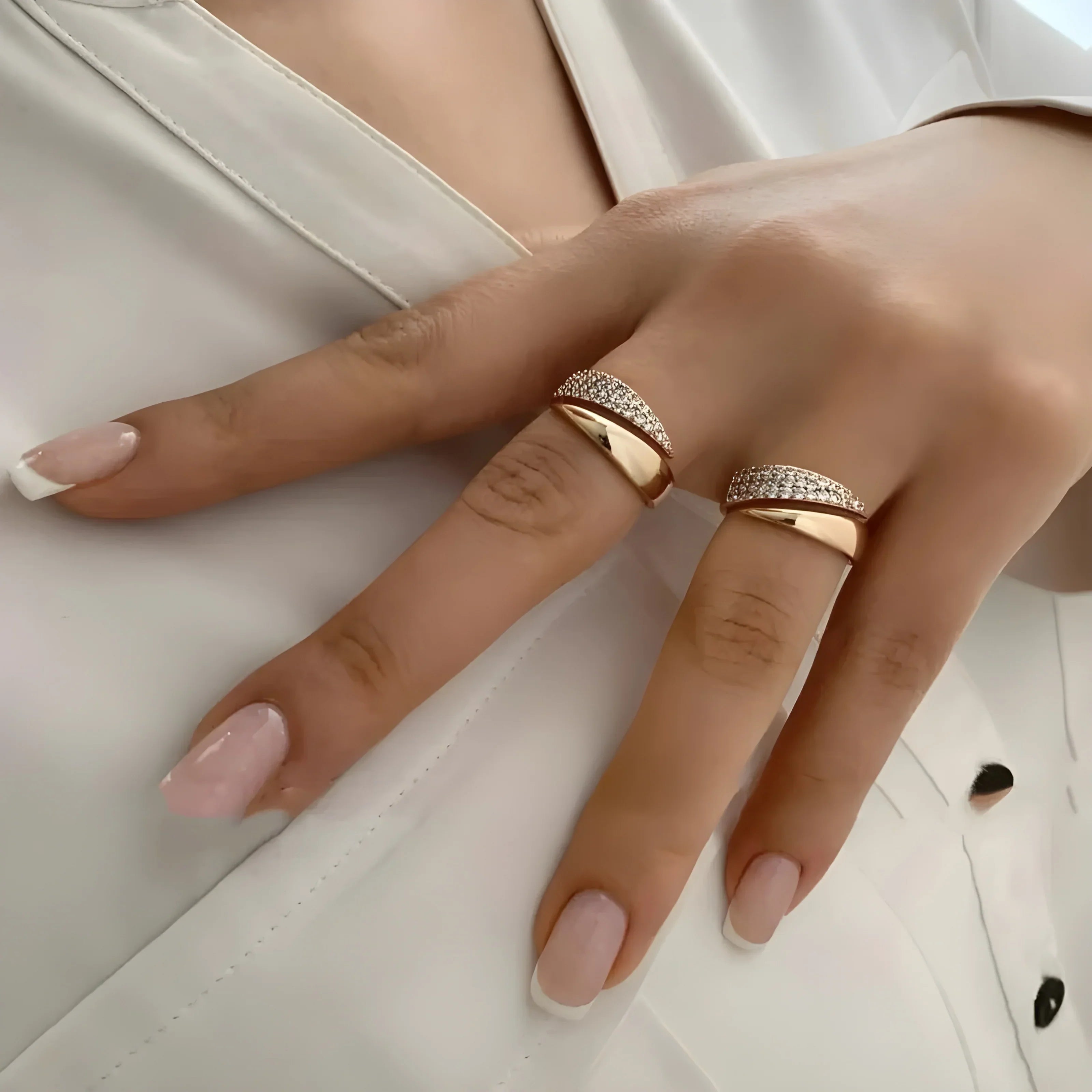 Bague ajustable Sophie de Danoir Paris en or, élégante et raffinée, montrée en gros plan sur fond blanc.