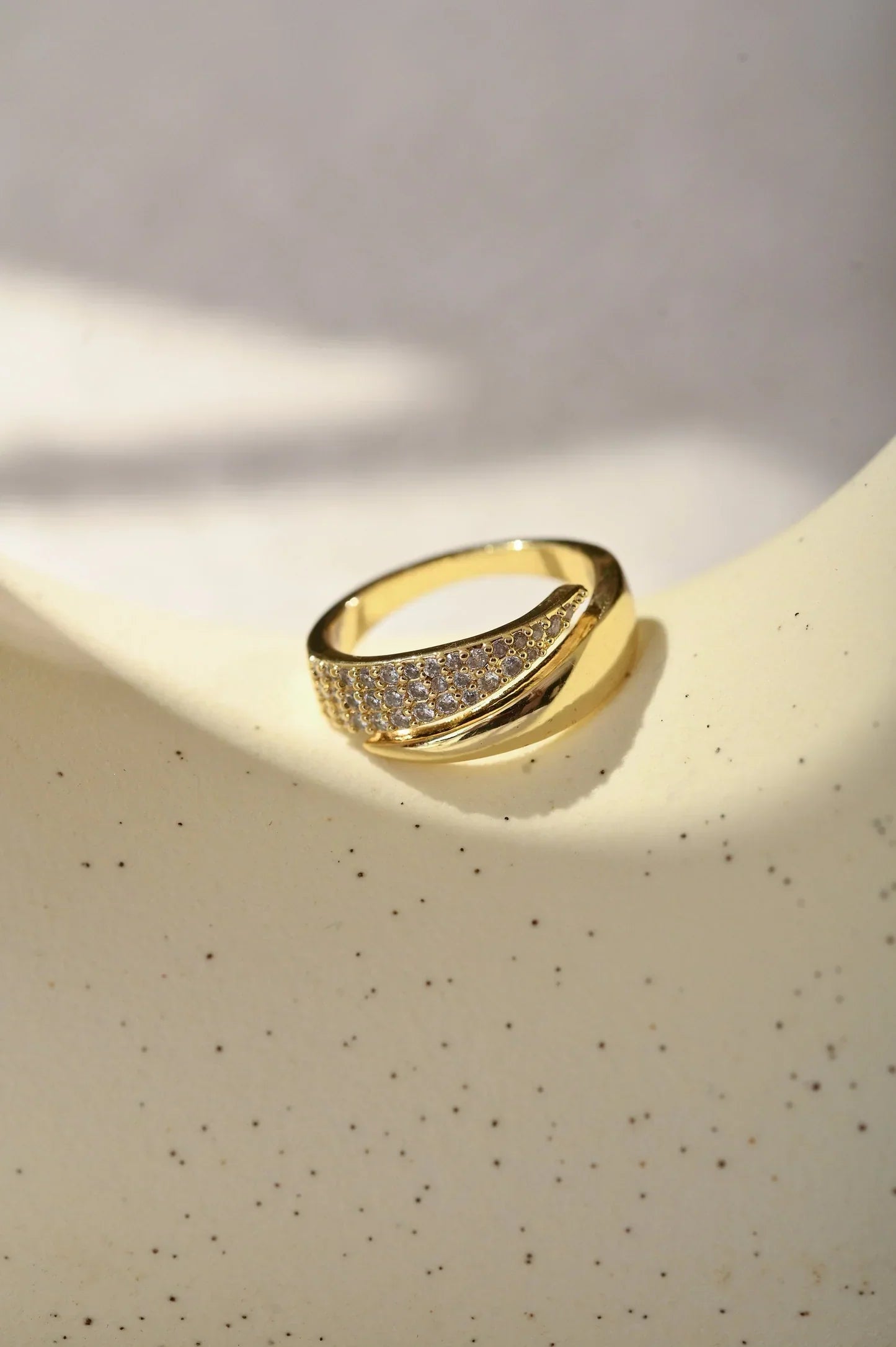 Bague ajustable Sophie de Danoir Paris en or élégant, conçue pour un style raffiné et confortable.