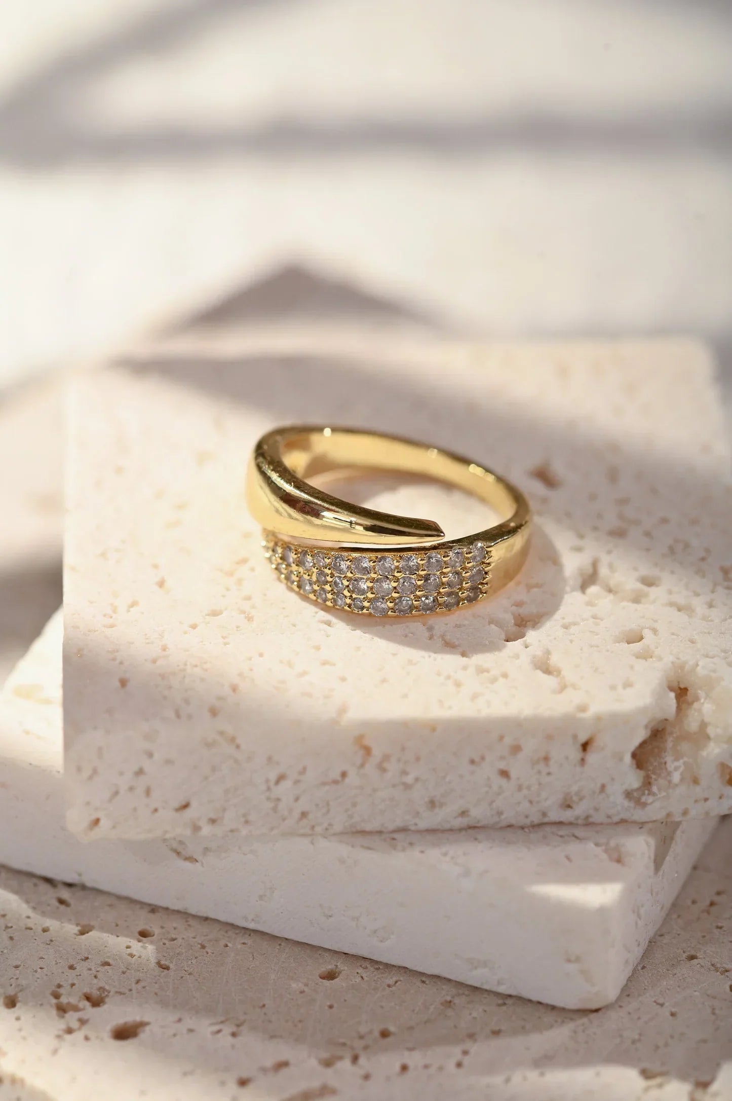 Bague ajustable Sophie de Danoir Paris en or élégant, avec un design fin et sophistiqué visible sur l'image.