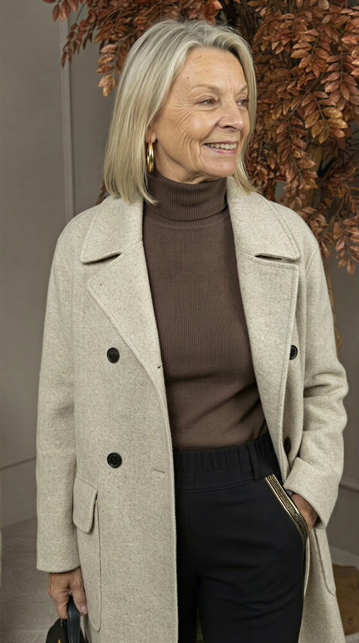 Manteau cachemire beige Megan de Danoir Paris, élégant et chaud, porté sur un mannequin.