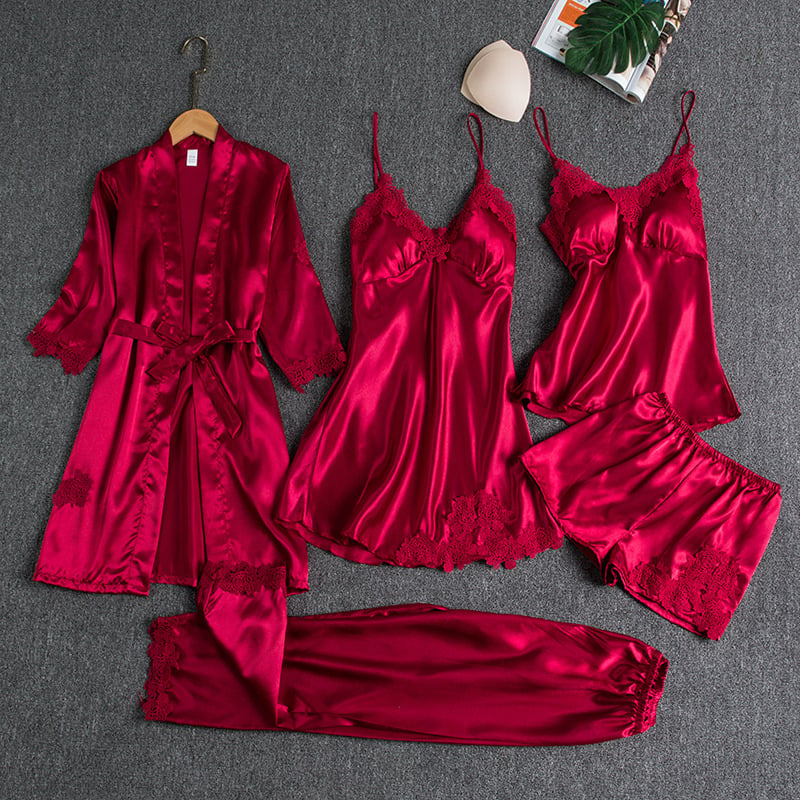 Ensemble de nuit rouge Rebecca Danoir Paris, élégante chemise de nuit en satin avec détails sophistiqués.
