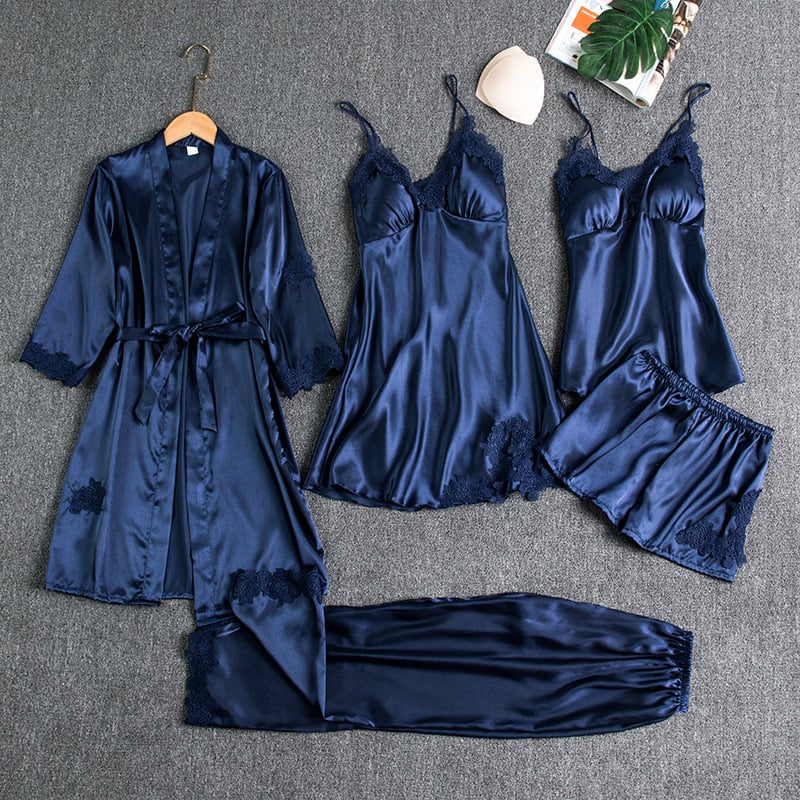 Ensemble de nuit élégant Rebecca de Danoir Paris en rouge, avec chemise et pantalon confortables, parfait pour la nuit.