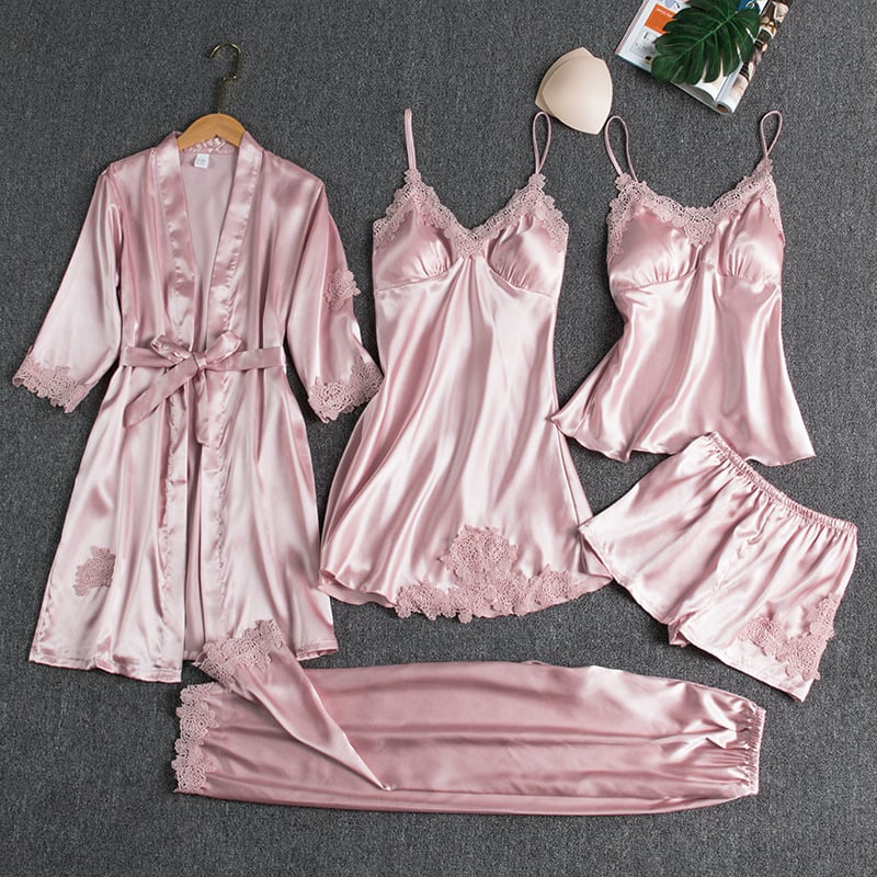 Ensemble de nuit élégant Rebecca de Danoir Paris en rouge, vue de face, comprenant une chemise et un pantalon confortables.