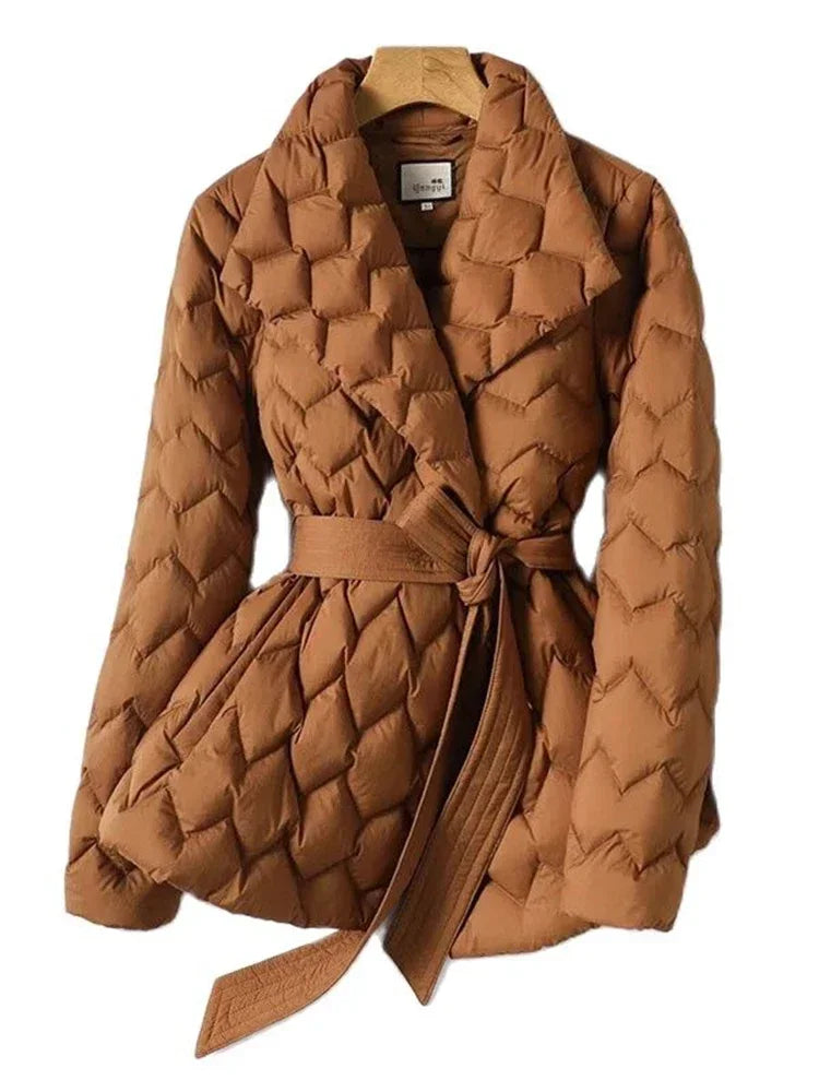 Veste d'hiver élégante Sophia de Danoir Paris, en marron, avec coupe sophistiquée et détails chic, vue de face.