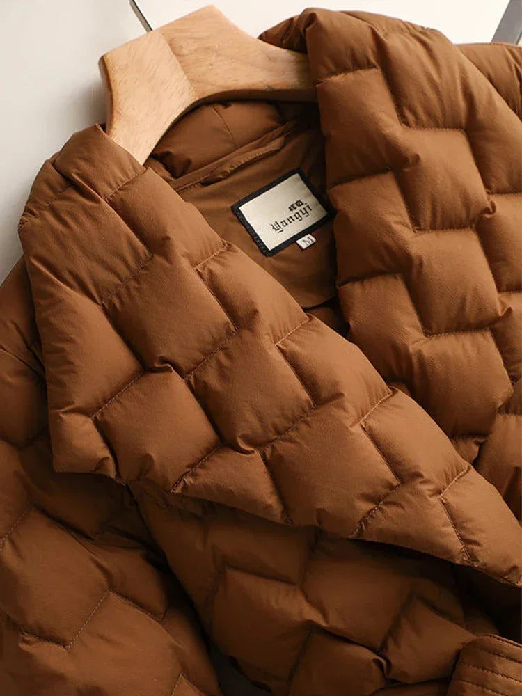 Veste d'hiver élégante Sophia de Danoir Paris en marron, coupe moderne, tissu chaud et confortable, vue de face.