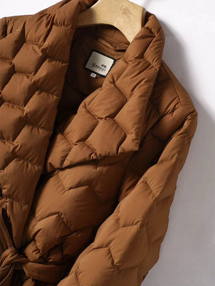 Veste d'hiver élégante Sophia de Danoir Paris, marron, en tissu chaud, coupe sophistiquée, pour un look chic.