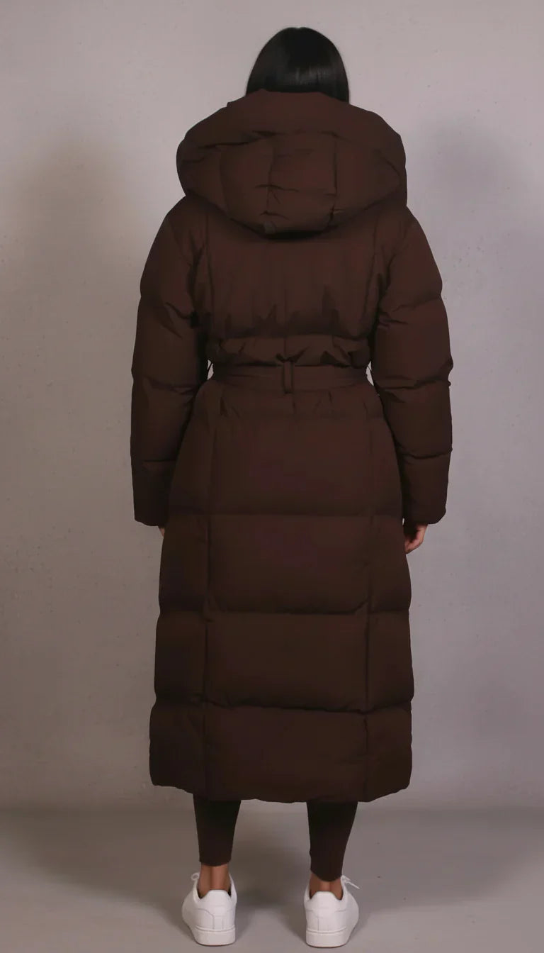 Manteau long élégant Danoir Paris AlpenNord, noir, pour l'hiver, avec coupe sophistiquée, porté en taille XS.