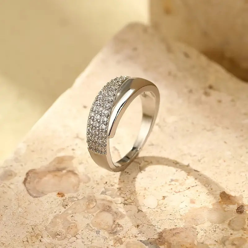Bague symbolique Leyna Danoir Paris en or ajustable, style élégant et moderne, visible avec détails raffinés en image.