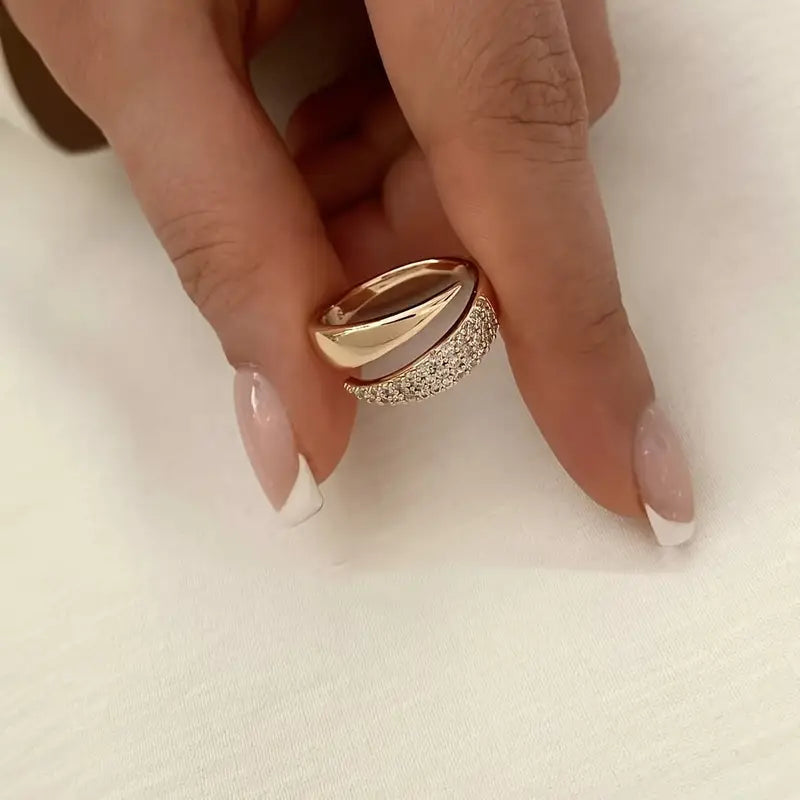 Bague symbolique élégante Leyna de Danoir Paris en or ajustable, avec design raffiné visible sur l'image.