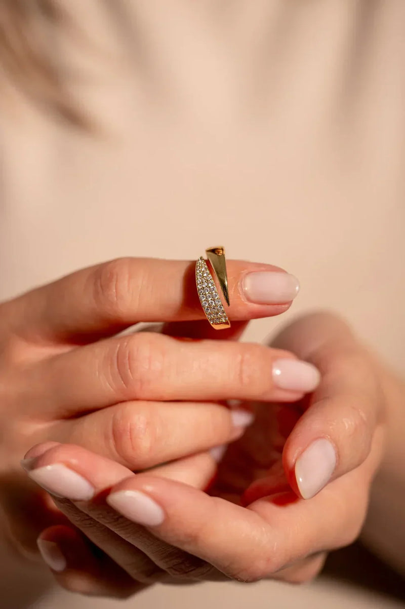 Bague symbolique élégante Leyna en or ajustable de Danoir Paris, design raffiné et moderne pour femme.
