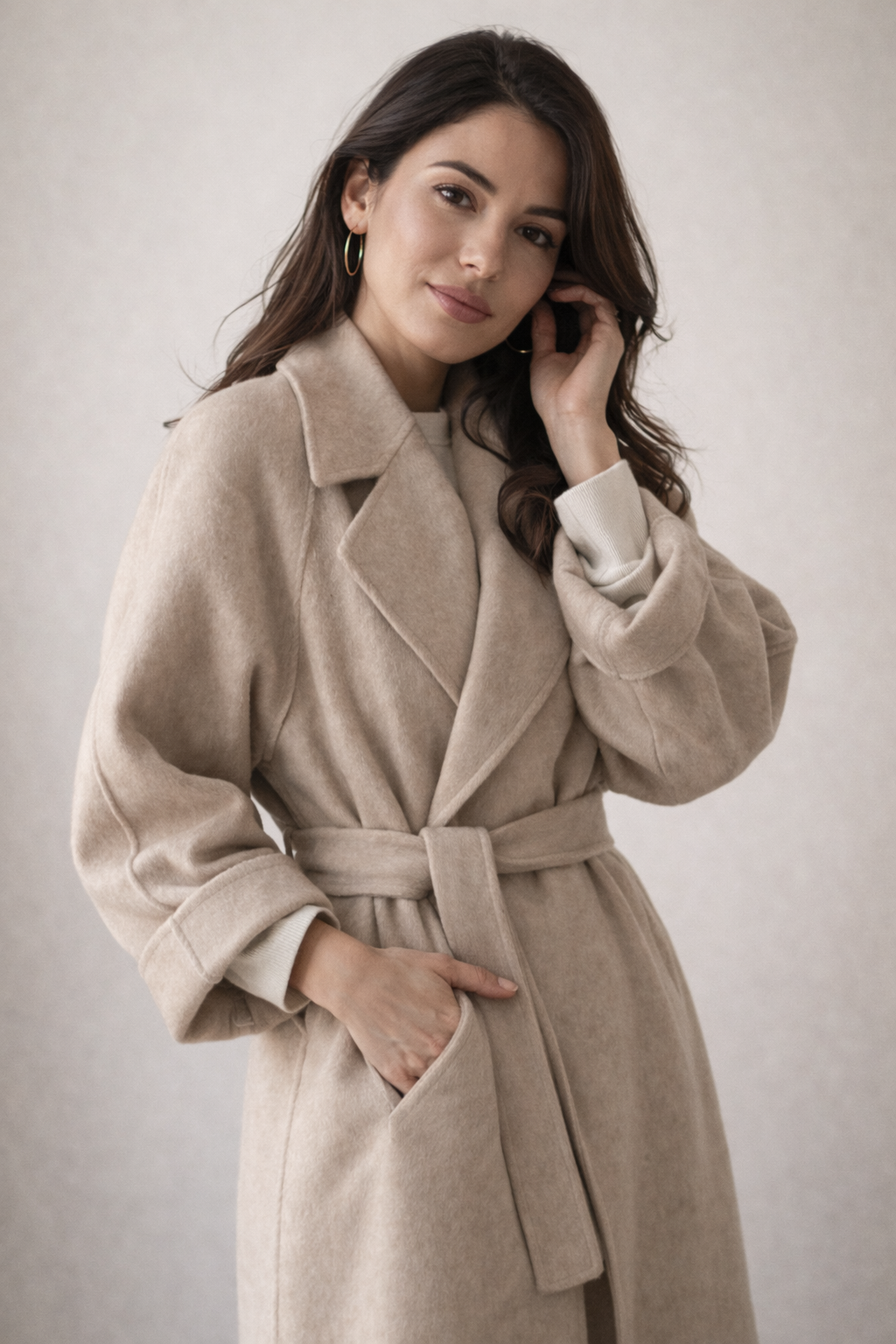 Manteau élégant pour femmes Luise de Danoir Paris, beige, coupe classique, porté sur un mannequin.