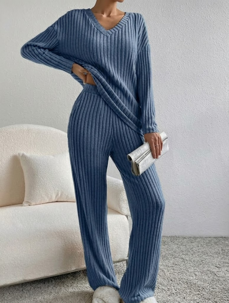 Ensemble décontracté beige Arabella Danoir Paris, veste et pantalon élégants, porté par un mannequin.