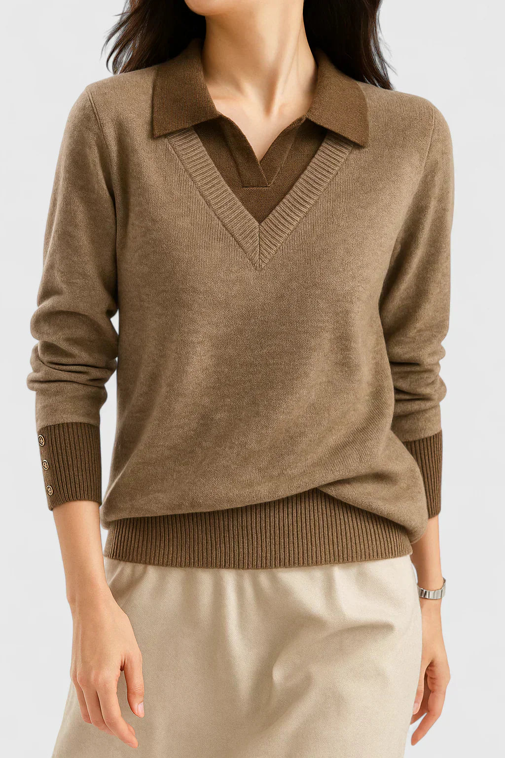 Pull chic italien Jovi de Danoir Paris en cachemire élégant, couleur neutre, porté sur mannequin avec col rond et manches longues.