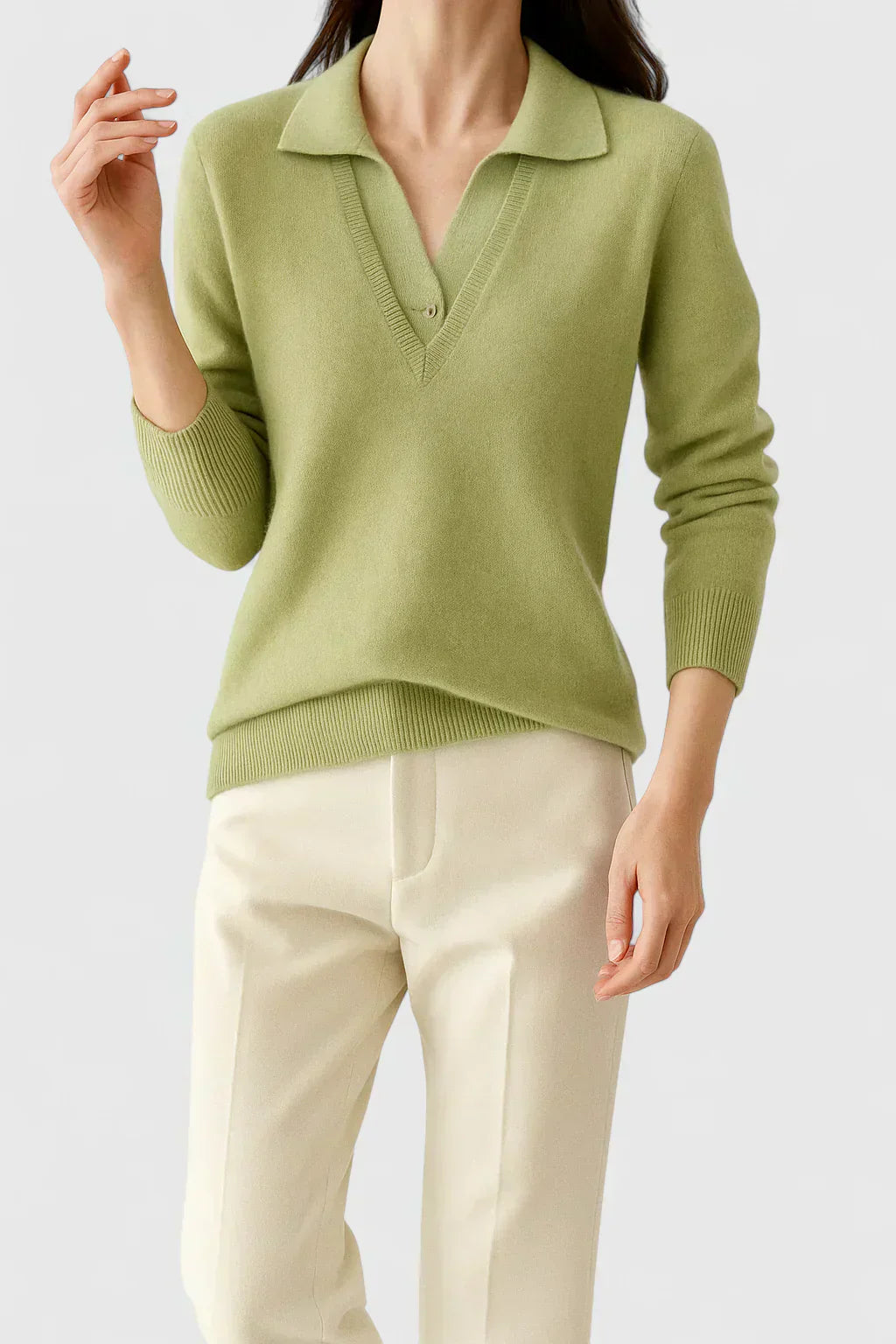 Pull chic en cachemire Jovi de Danoir Paris, couleur élégante, porté en mode décontracté avec col rond et manches longues.