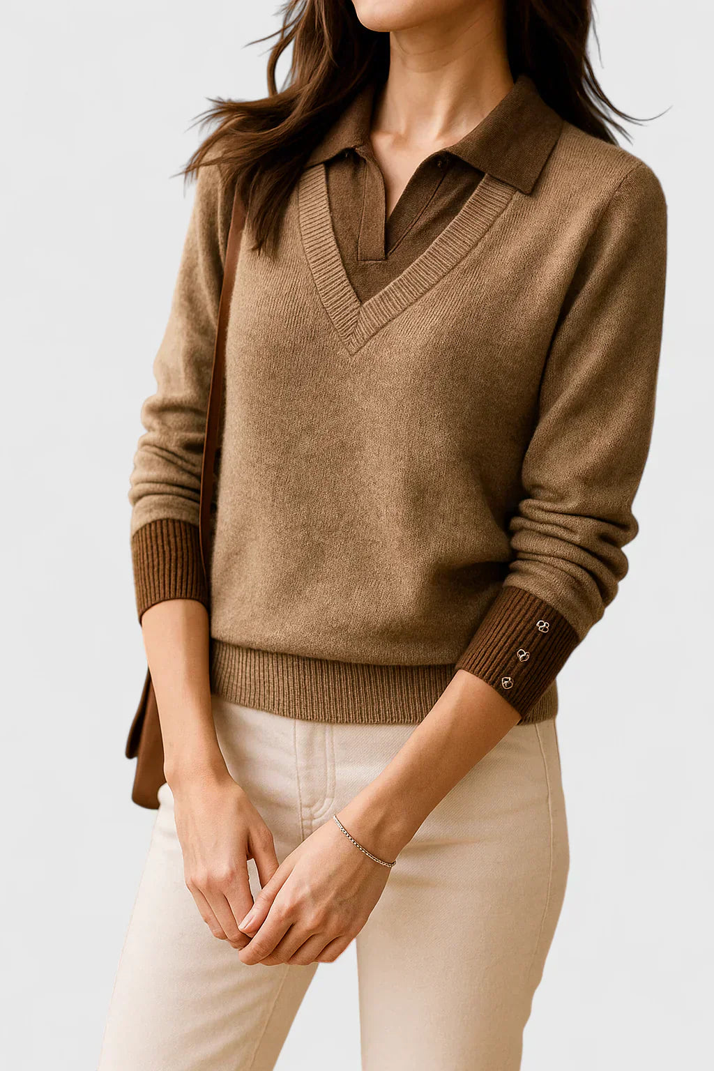 Pull chic italien Jovi de Danoir Paris, en marron, avec détails élégants et coupe moderne, porté par un mannequin.