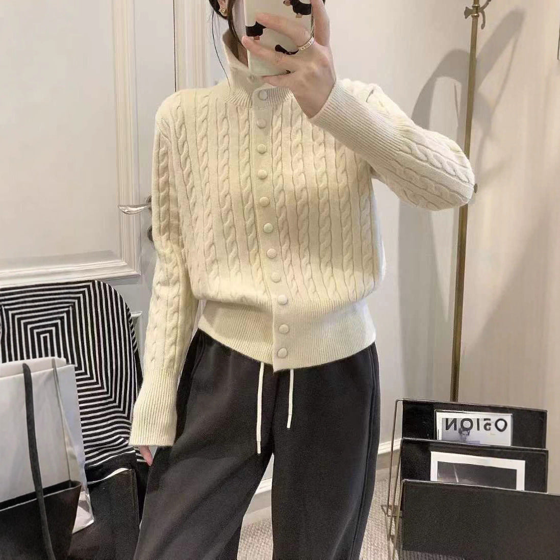 Cardigan tressé beige Lina de Danoir Paris, style chic, à manches longues, porté sur un fond neutre.