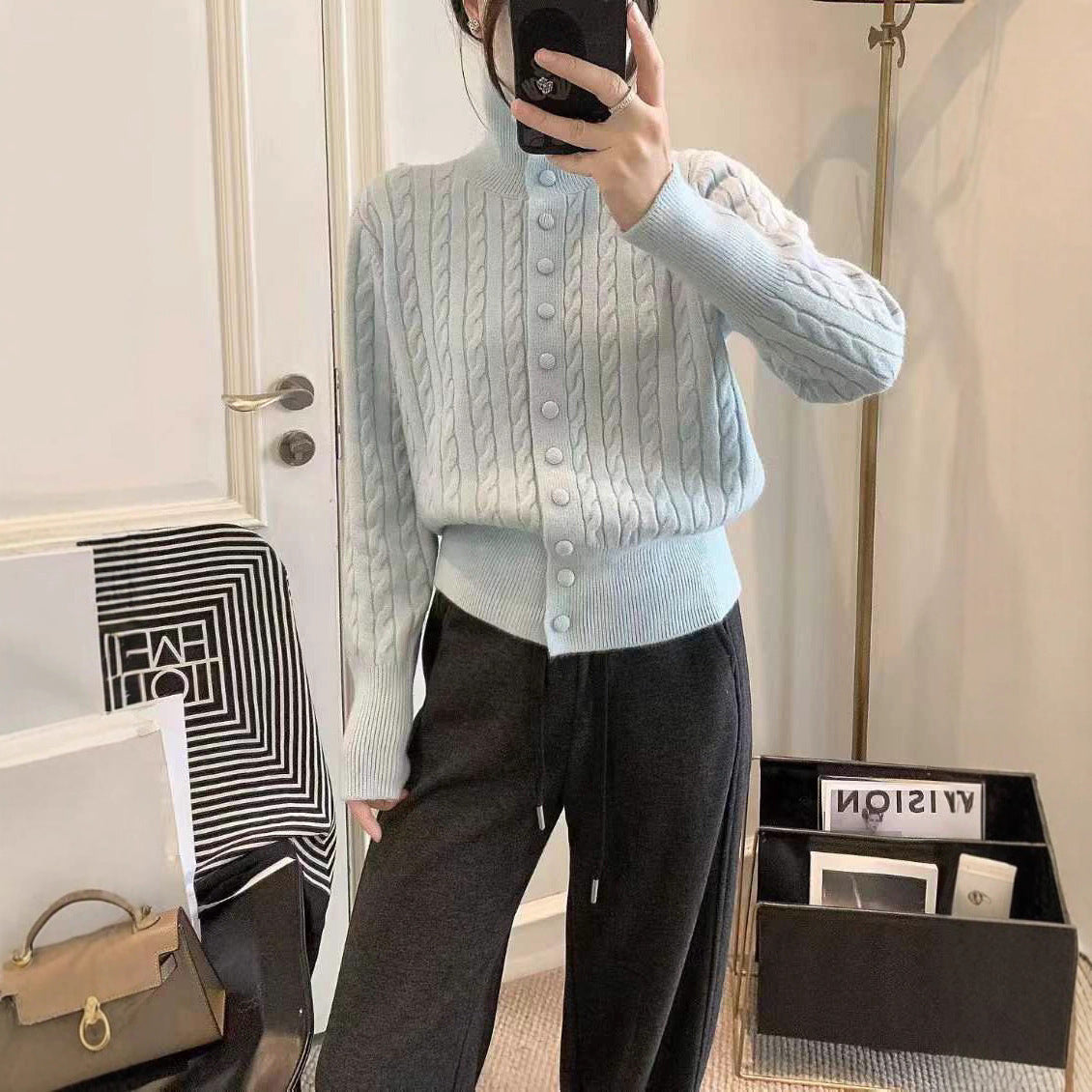 Cardigan tressé beige Lina de Danoir Paris, style chic, en maille légère, porté dans une image.
