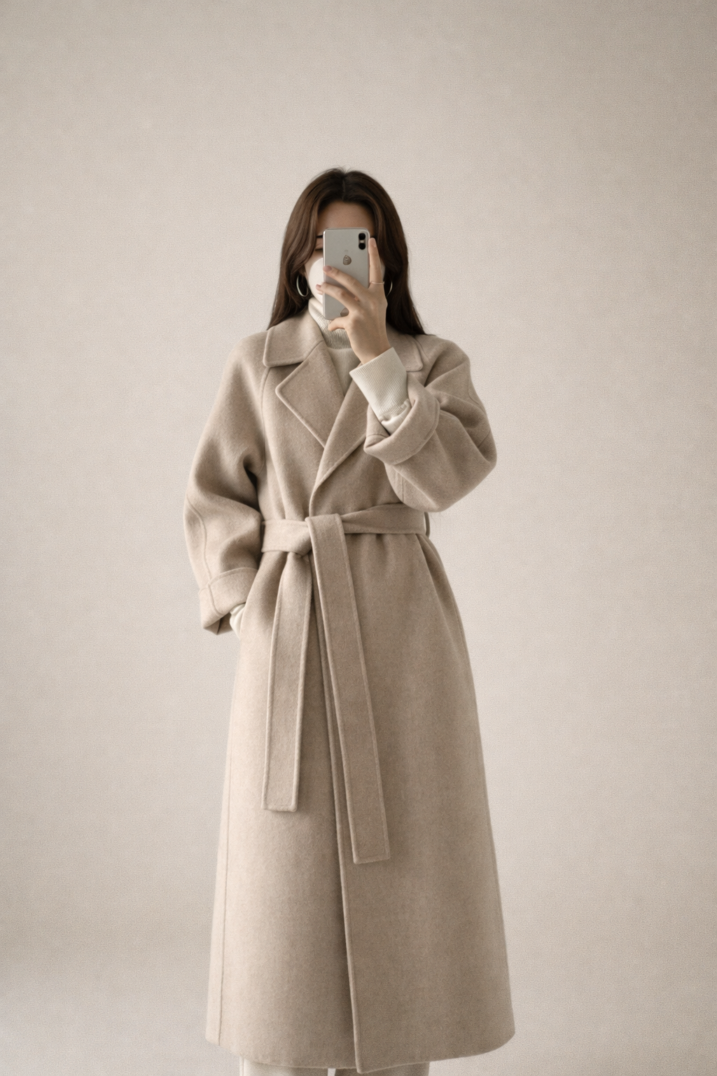 Manteau intemporel et élégant Danoir Paris Mimmi, couleur marron, en tissu chaud et sophistiqué, porté avec style.