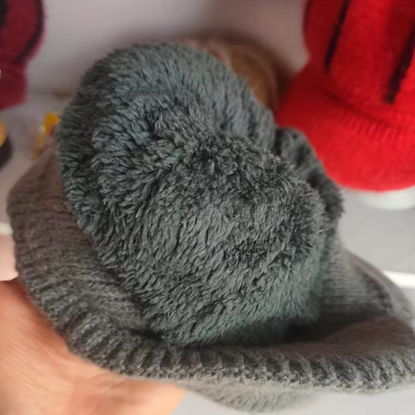 Bonnet hivernal blanc Danoir Paris FR1569, confortable et chaud, en laine douce, porté sur une tête.
