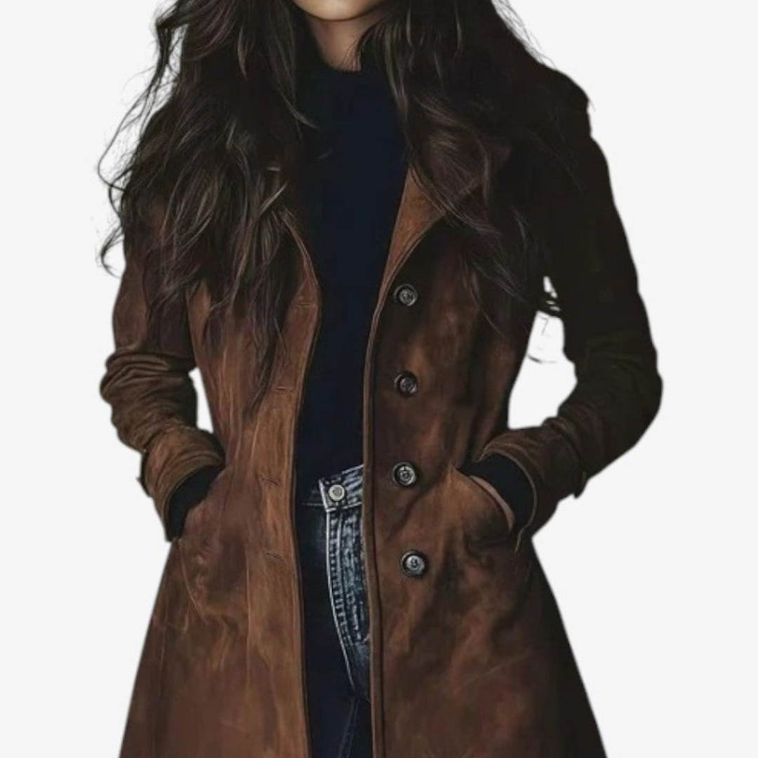 Manteau automnal élégant Danoir Paris Sygrid FR1572 en marron, tissu chaud et sophistiqué, porté avec style.