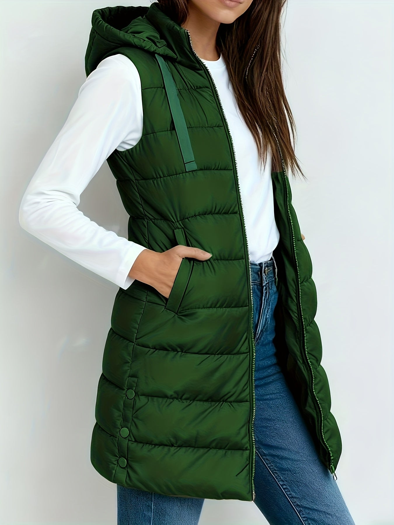 Veste à capuche chic Danoir Paris Emelia, style sombre, avec capuche et détails élégants, vue en gros plan.