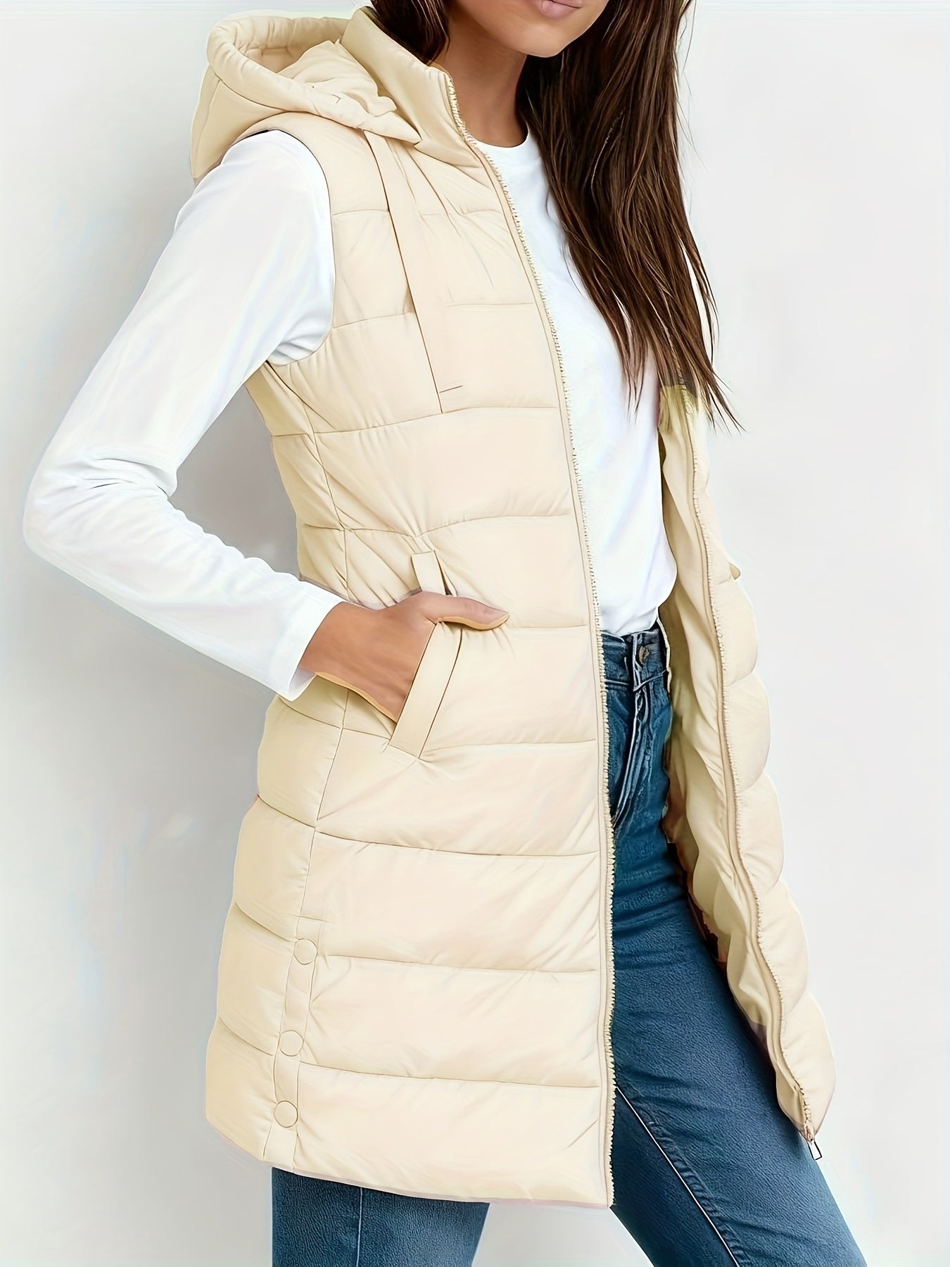Veste à capuche chic Danoir Paris Emelia en tissu sombre, style moderne et élégant pour femmes.