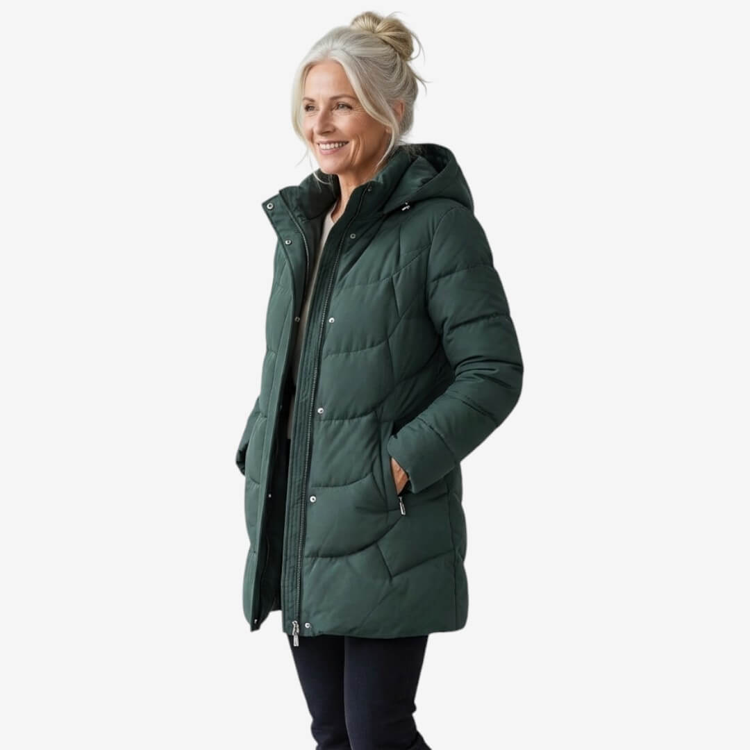 Manteau matelassé chic rouge Adeline de Danoir Paris, style élégant, porté avec col haut et manches longues.