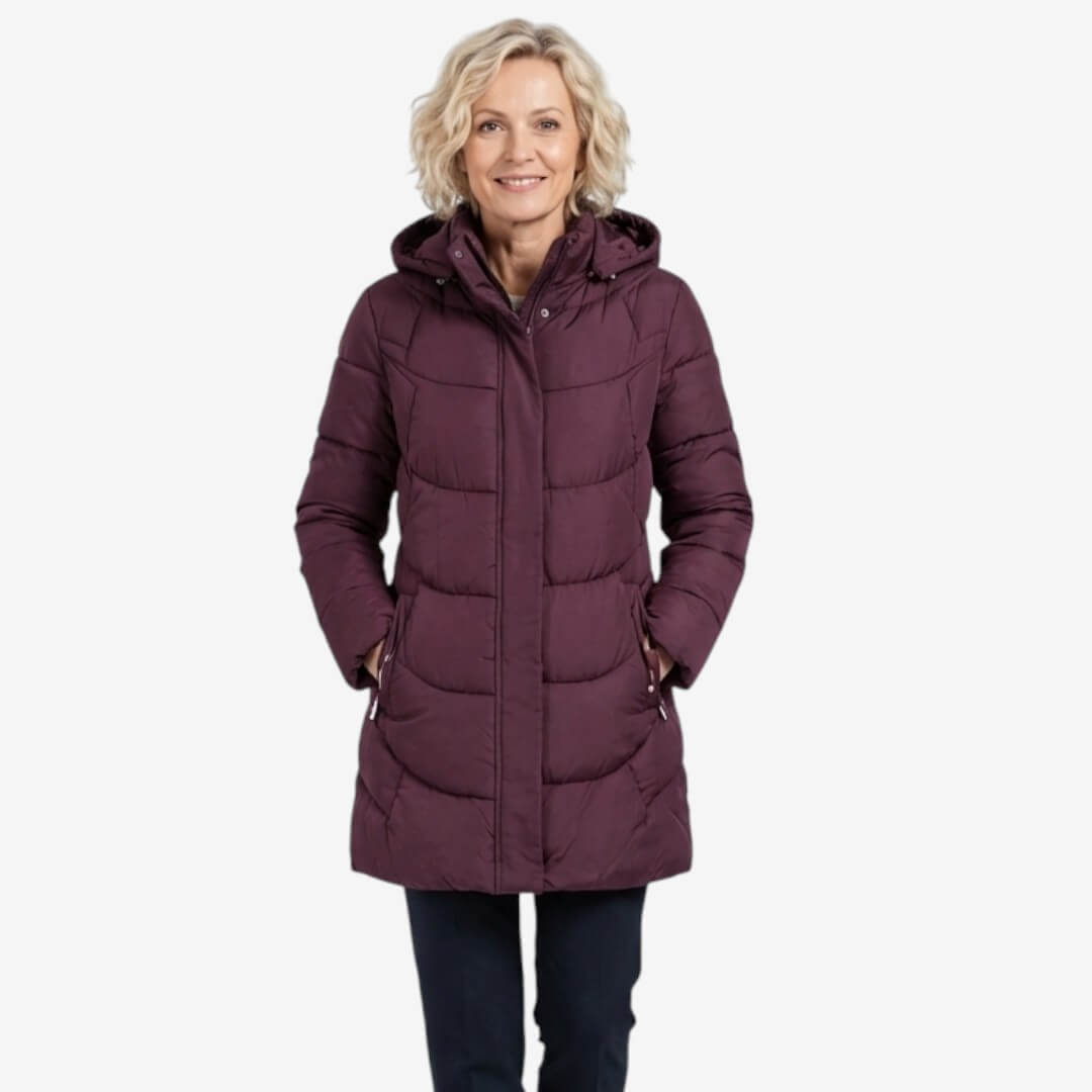 Manteau matelassé chic rouge Adeline de Danoir Paris, style élégant, porté en extérieur, détail de la texture matelassée.
