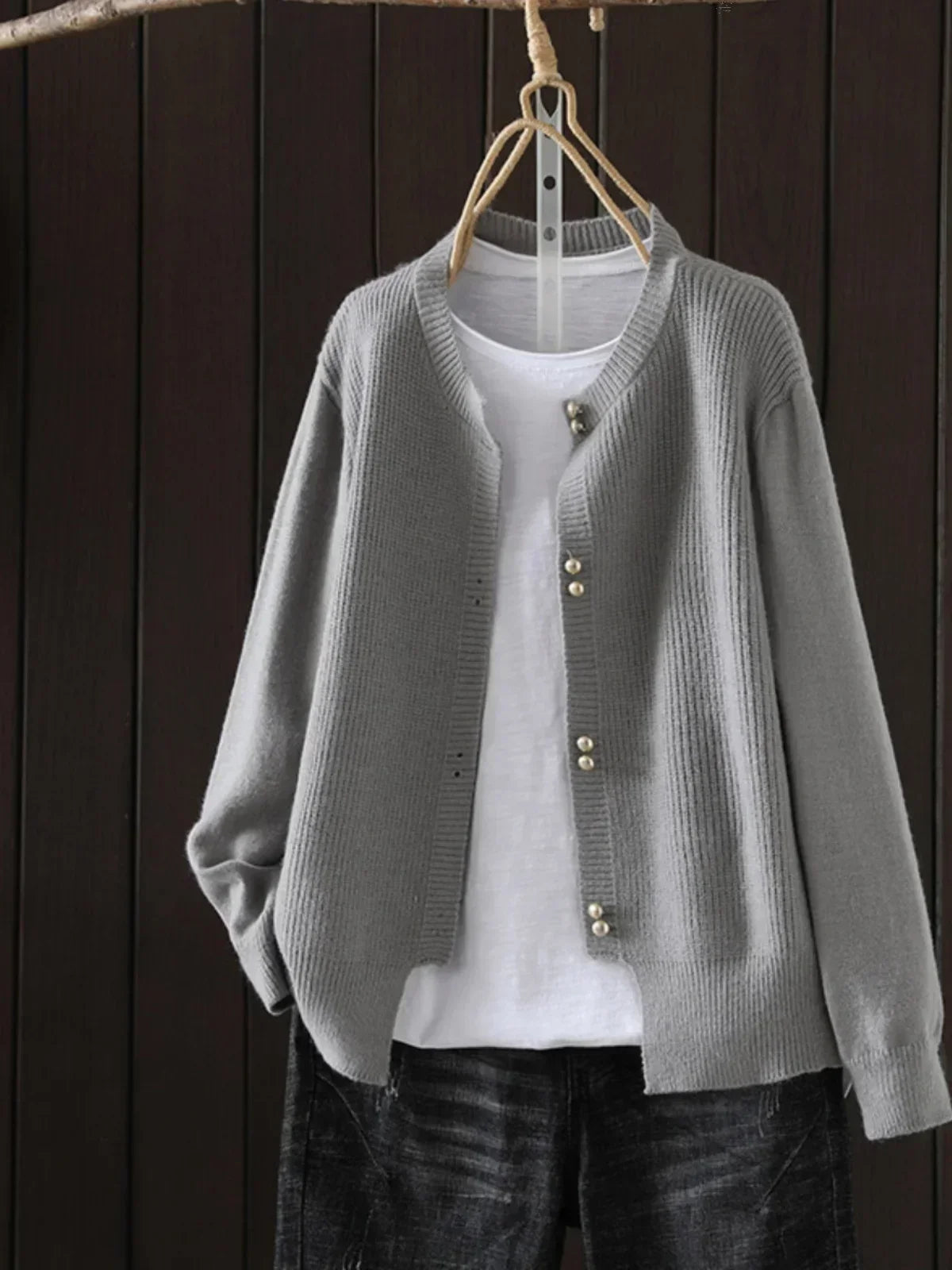 Cardigan sophistiqué Elara en tricot gris Danoir Paris, avec détails élégants et coupe moderne.