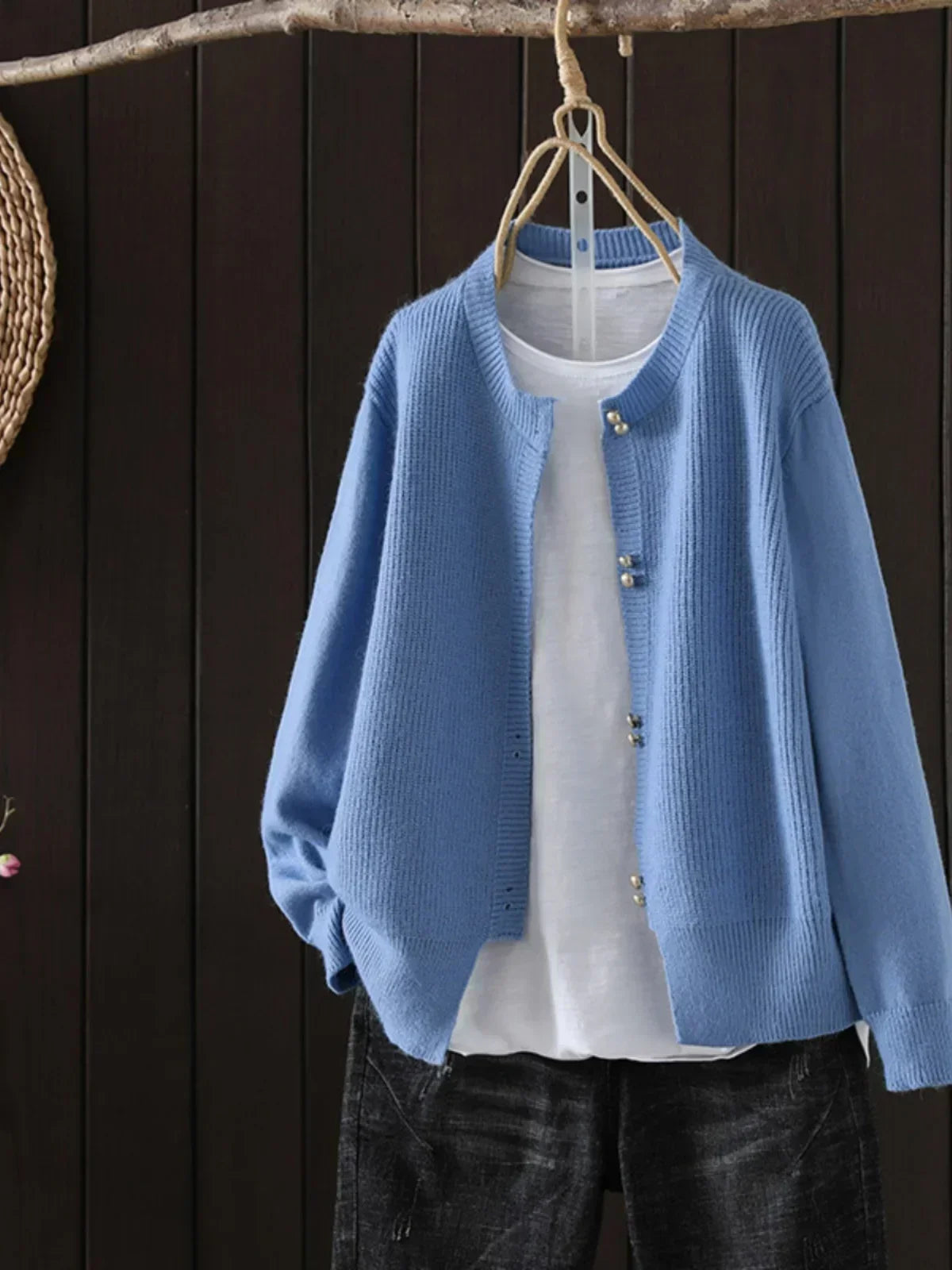 Cardigan sophistiqué gris Elara de Danoir Paris en tricot, porté avec manches longues et coupe élégante.