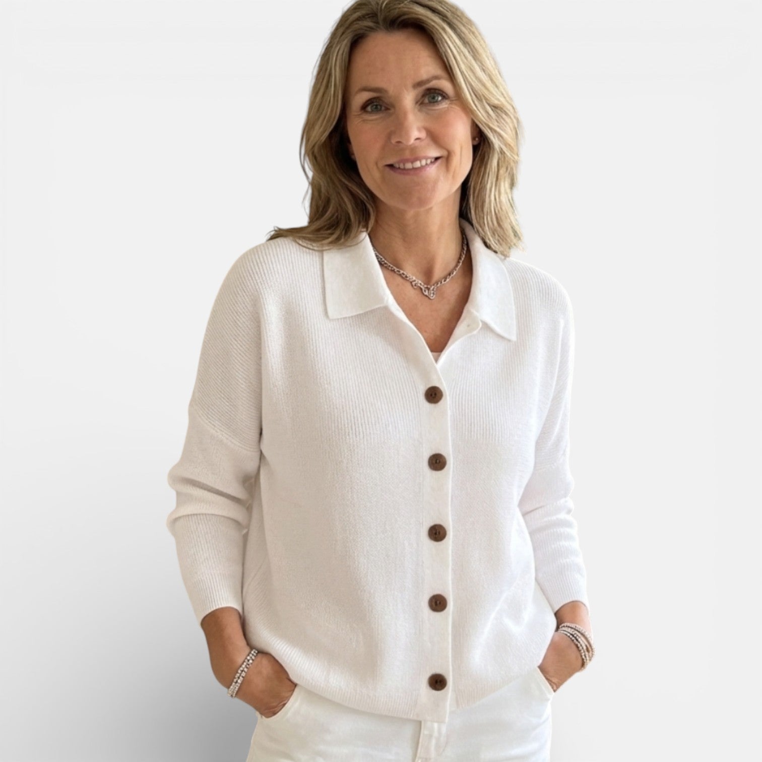 Blouse sophistiquée Danoir Paris Merry, gris et blanc, avec détails élégants, portée par un modèle.