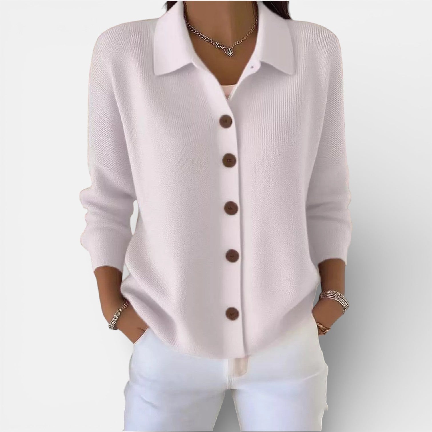 Blouse sophistiquée Danoir Paris en gris et blanc, modèle Merry, élégante, portée légère, vue de face.