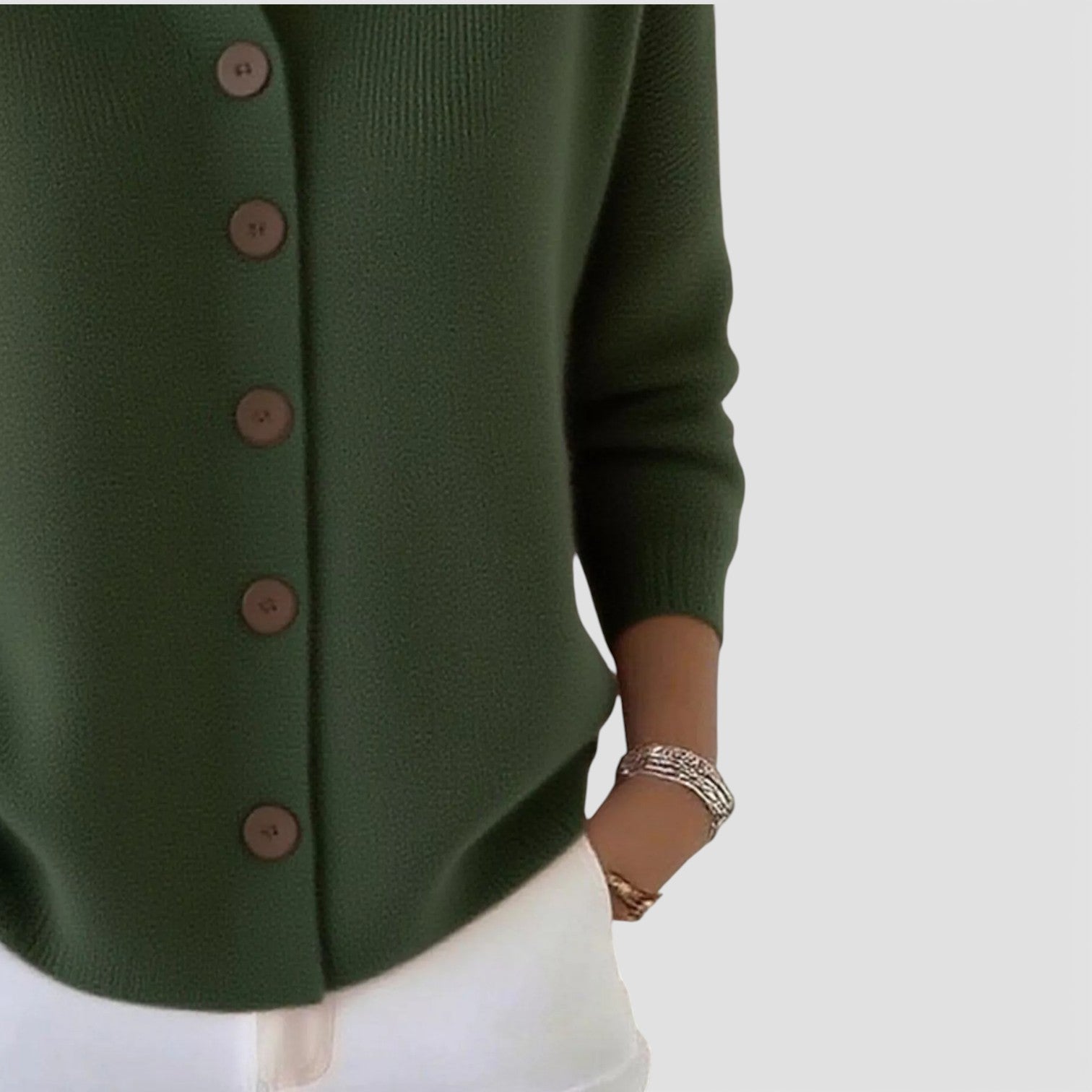 Blouse élégante Danoir Paris Merry en gris et blanc, style sophistiqué, portée avec manches longues et coupe fluide.