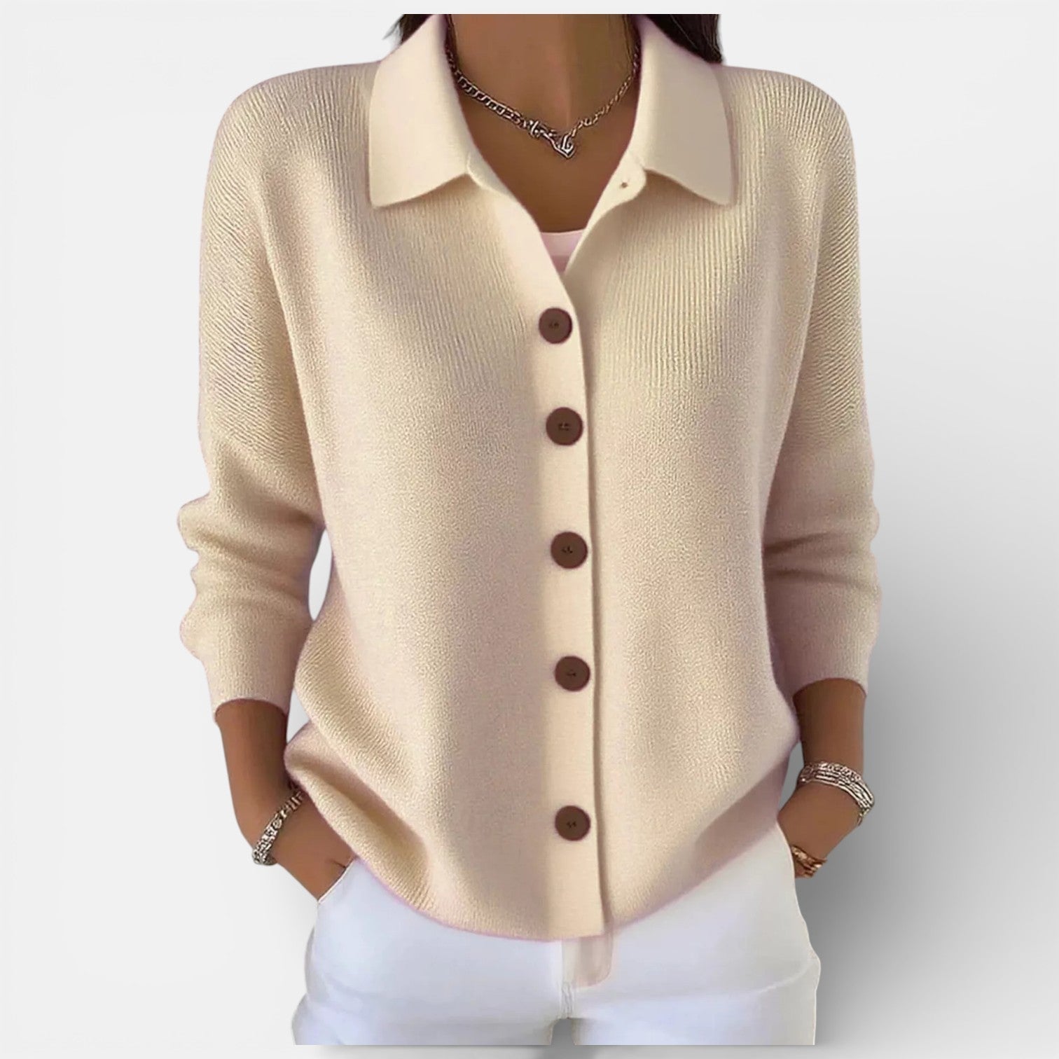 Blouse sophistiquée Danoir Paris Merry en gris et blanc, style élégant et moderne, portée à la mode.