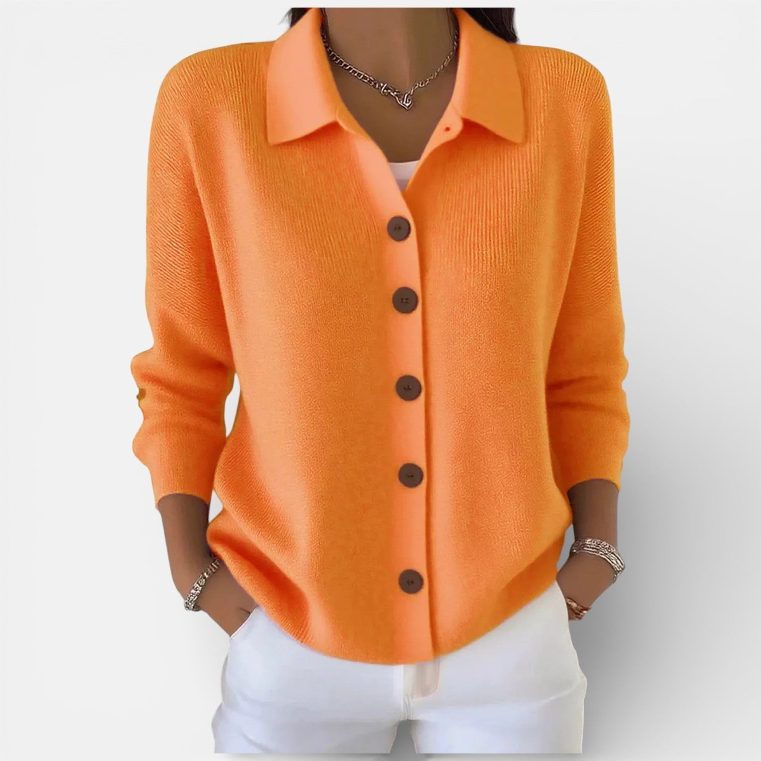 Blouse sophistiquée Danoir Paris Merry en gris et blanc, élégante, à manches longues, portée sur mannequin.