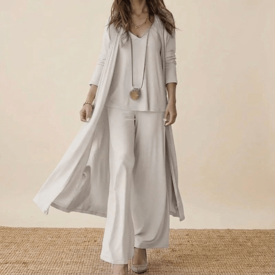 Ensemble Barbara élégant 3 pièces de Danoir Paris, en tissu taupe, avec veston, pantalon et chemise assortis.