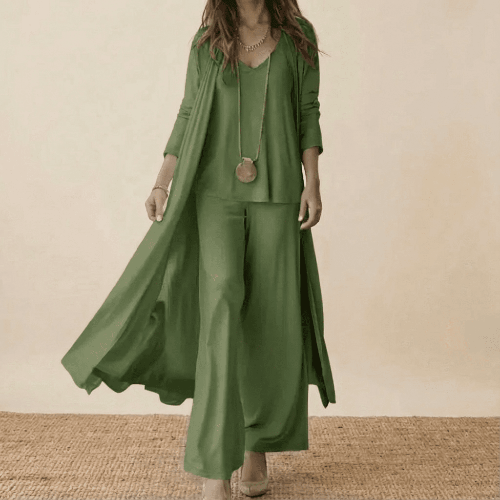 Ensemble élégant 3 pièces Barbara de Danoir Paris en tissu taupe, comprenant veste, pantalon et haut sophistiqué.