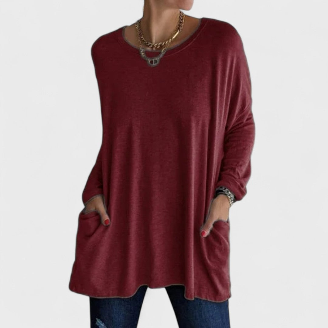 Blouse noire chic Rebecca de Danoir Paris, style élégant, en tissu fluide, portée avec détails sophistiqués.