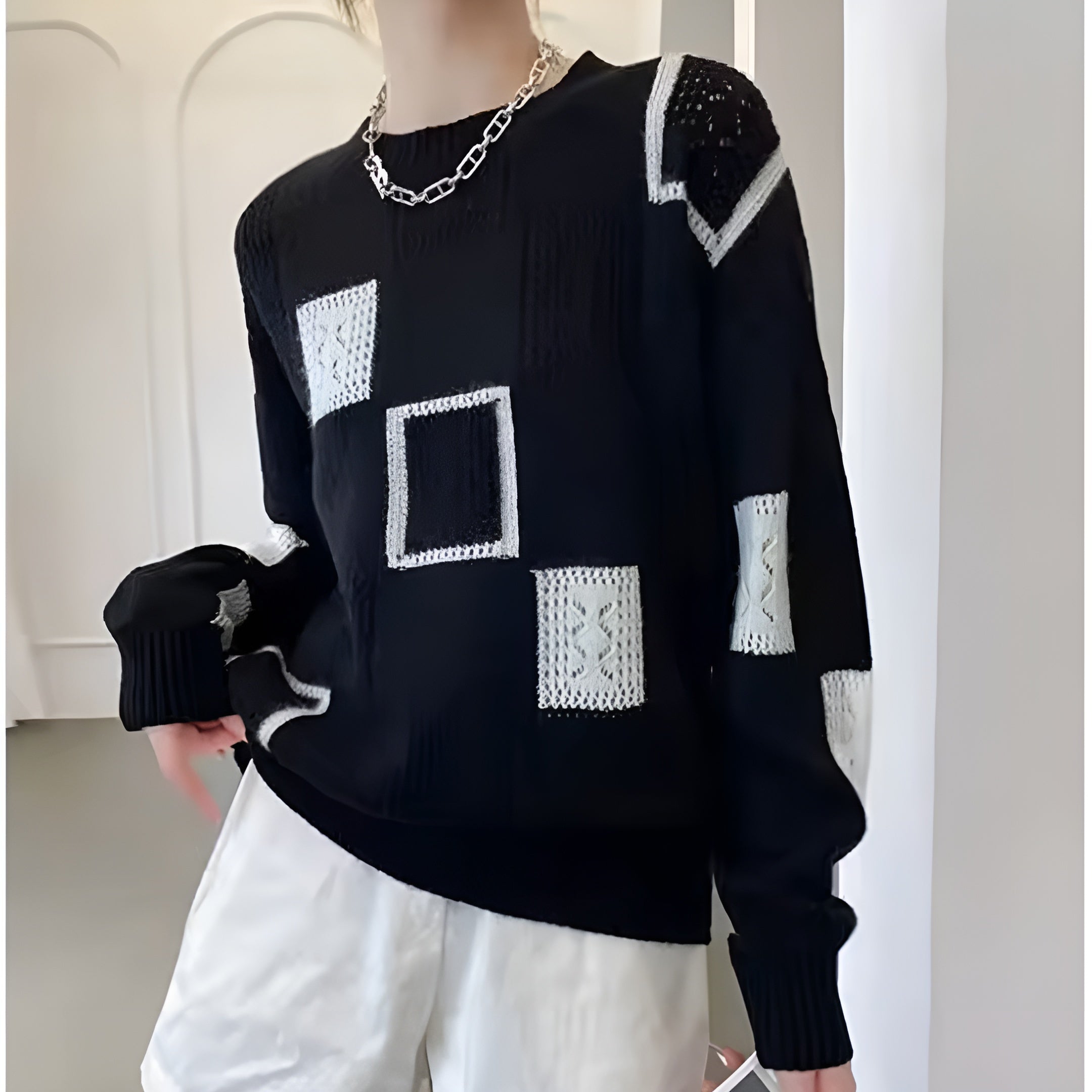 Pull géométrique blanc Helirra de Danoir Paris, modèle FR1600, élégant et tendance, porté sur un mannequin.
