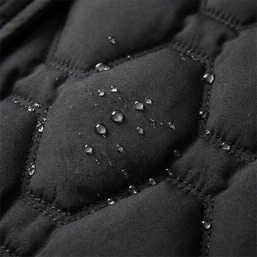 Manteau long rouge imperméable Danoir Paris Lumière FR1602, coupe élégante et tissu résistant à l'eau, porté en extérieur.